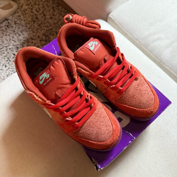 Nike SB Dunk Low “Mystic Red” - Picture 4 of 6